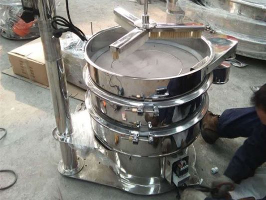 師傅們正在車間加班趕制山東客戶們的螺旋輸送機(jī)！你們辛苦啦！